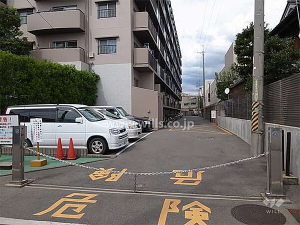 敷地内駐車場（ロボットゲート付き）。阪急宝塚線「庄内」駅徒歩15分。1984年5月築。総戸数58戸の分譲マンションです。