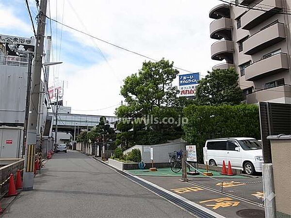 敷地南側の前面道路。少し西へ行くと阪神高速池田線が走っています。阪急宝塚線「庄内」駅徒歩15分。1984年5月築。総戸数58戸の分譲マンションです。