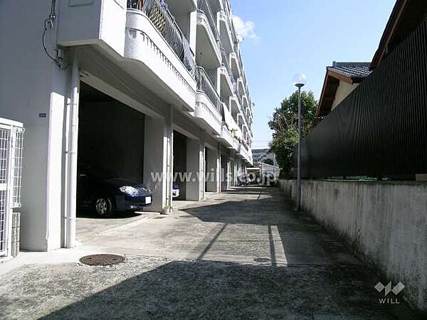敷地内の駐車場。阪急宝塚線「岡町」駅徒歩12分。1973年6月築。総戸数62戸の分譲マンションです。