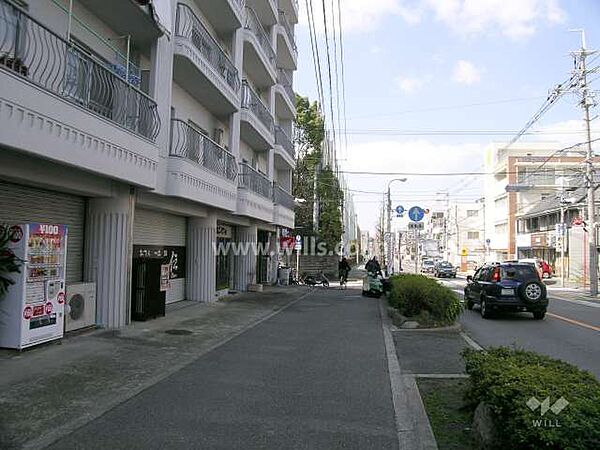 敷地の北側は二車線のバス通りです。阪急宝塚線「岡町」駅徒歩12分。1973年6月築。総戸数62戸の分譲マンションです。