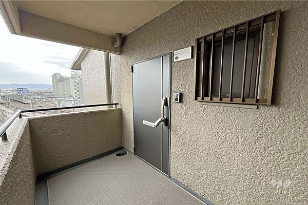 物件の玄関7階部分角部屋で、プライベート性の高いお部屋です。