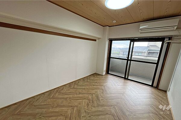 南東側洋室クローゼットもあり、お荷物の多い方でも安心です。窓もあり、通風良好です。