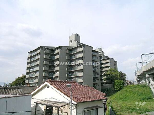 手前がB棟、右奥がA棟です。敷地東側には阪急宝塚線が走っています。