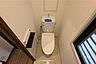 トイレ：トイレ［2026年5月25日撮影］。2026年1月リフォーム済です。トイレも新調されています。