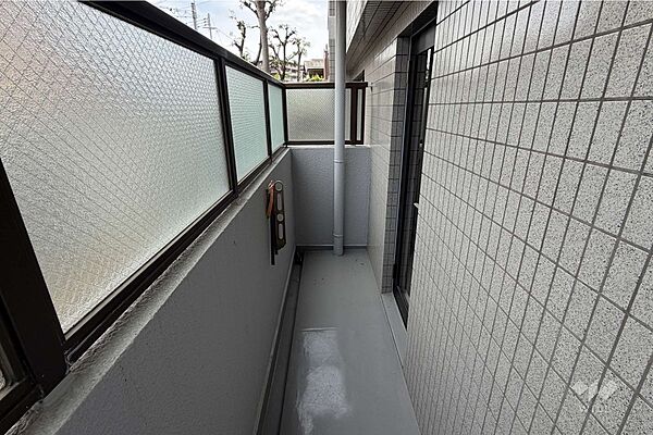 北西側バルコニー。1階ですが、スモークガラスになっており目線が気になりません。
