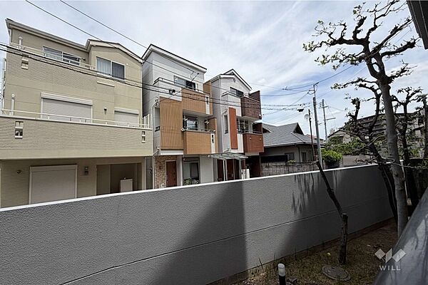 バルコニーからの眺め（北方向）［2026年5月25日撮影］。前面道路との間に庭があります。