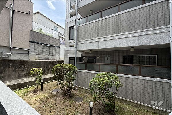 バルコニーからの眺め（東方向）［2026年5月25日撮影］。マンションの中庭が見ることが出来ます。