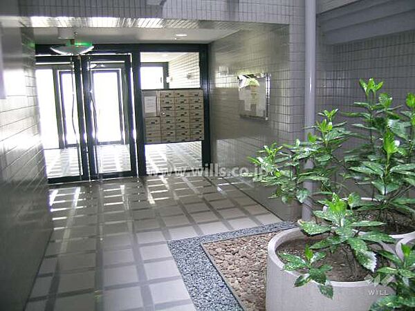 エントランスホール（オートロック付き）。阪急宝塚線「曽根」駅徒歩4分の好立地です。