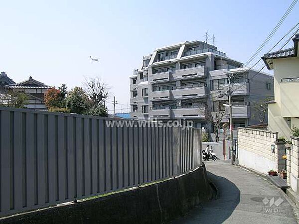 敷地の南側には、道を挟んで法華寺があります。阪急宝塚線「曽根」駅徒歩4分の好立地です。