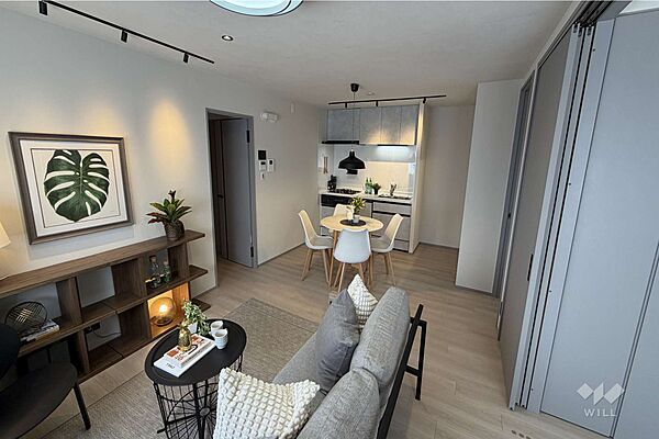 LDK13.0帖［2026年5月25日撮影］。三方向に窓がある南西角の住戸です。キッチンも収納設備が整っています。