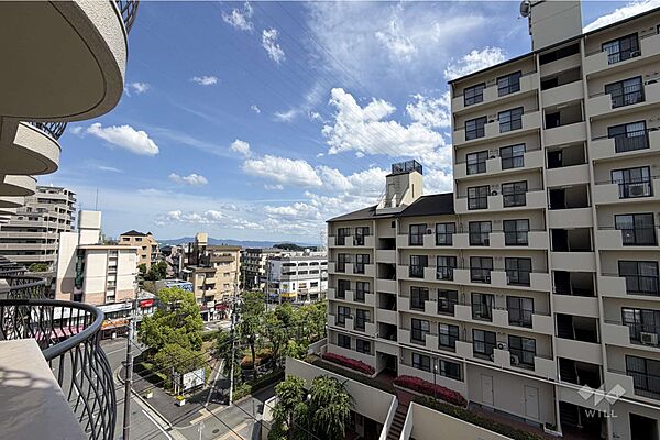 バルコニーからの眺め（南東方向）。奥行きのあるバルコニーで、南向きのため採光も良好！
