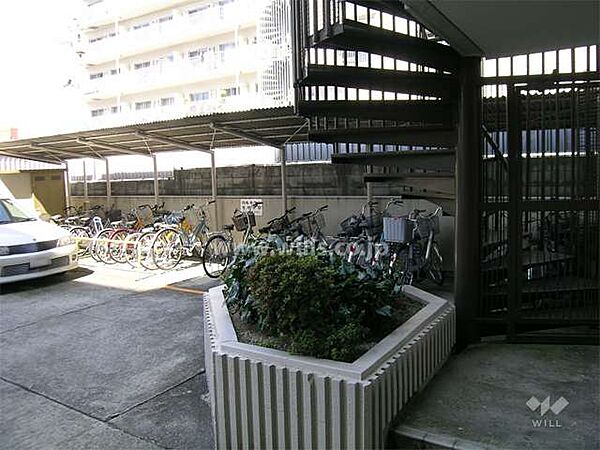 駐輪場。北大阪急行線「緑地公園」駅徒歩1分。1976年9月築。総戸数44戸の分譲マンションです。