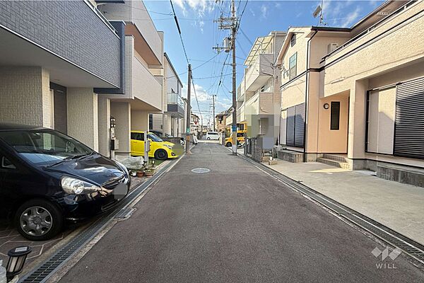 物件の前面道路（東方向から）［2025年4月4日撮影］。阪急神戸線「園田」駅バス8分、バス停から徒歩2分。1996年3月築。
