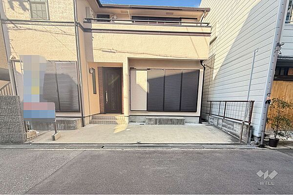 物件の駐車スペース［2025年4月4日撮影］。阪急神戸線「園田」駅バス8分、バス停から徒歩2分。1996年3月築。