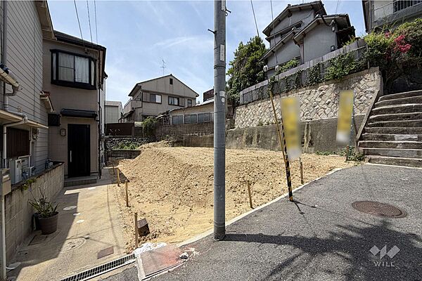 物件（東側から）。阪急箕面線「桜井」駅徒歩15分。大通りから一本入った所にあります。