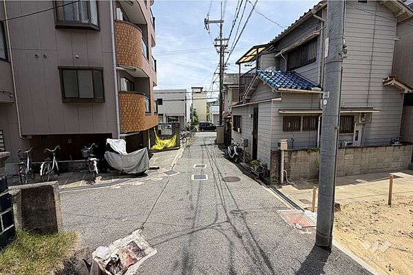 北東側前面道路（北西側から）。阪急箕面線「桜井」駅徒歩15分。大通りから一本入った所にあります。