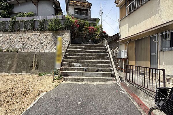 北東側前面道路（南東側から）。阪急箕面線「桜井」駅徒歩15分。大通りから一本入った所にあります。