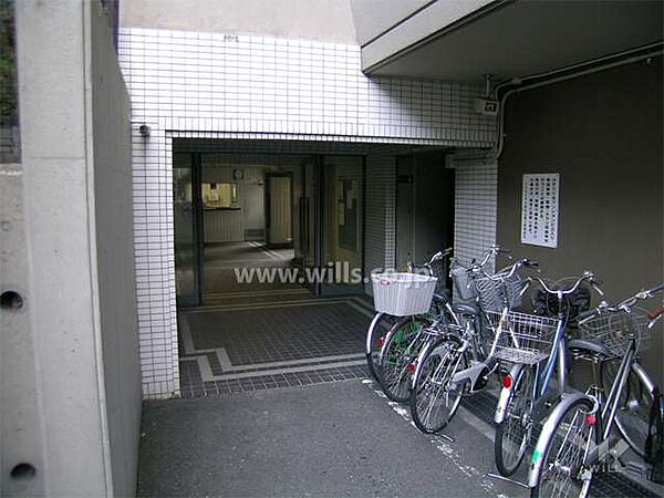 エントランス。北大阪急行線「桃山台」駅バス9分、バス停から徒歩7分。1987年1月築。総戸数77戸の分譲マンションです。