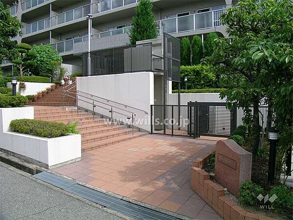 エントランス。阪急宝塚線「豊中」駅バス17分、バス停より徒歩2分。1978年1月築。総戸数115戸の分譲マンションです。