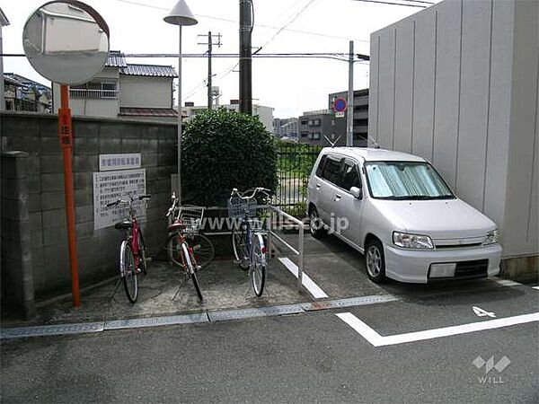 来客用駐輪場。阪急宝塚線「豊中」駅バス17分、バス停より徒歩2分。1978年1月築。総戸数115戸の分譲マンションです。