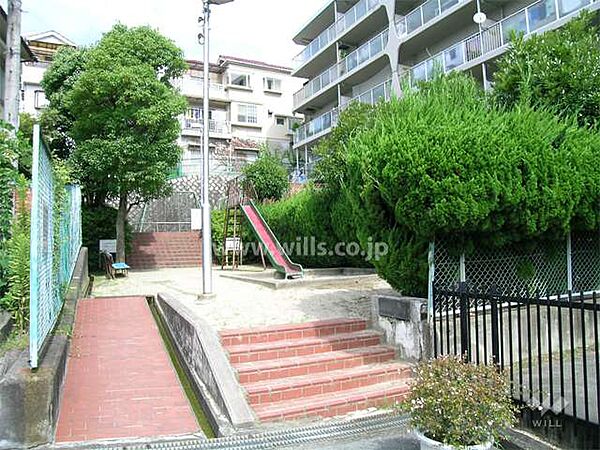 敷地南側の公園。阪急宝塚線「豊中」駅バス17分、バス停より徒歩2分。1978年1月築。総戸数115戸の分譲マンションです。