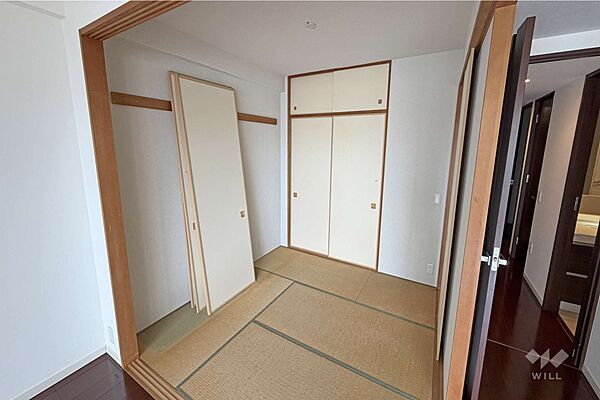 西側和室4.5帖。LDKとは異なる落ち着いた空間。押し入れもあり、つい増えてしまった荷物の収納にも使えます。［2026年5月31日撮影］
