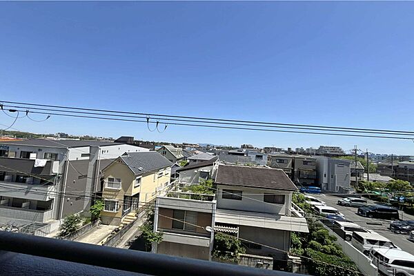 バルコニーからの眺め（南東方向）。周辺に高層建造物が少なく、見晴らしも良いです。［2026年5月10日撮影］