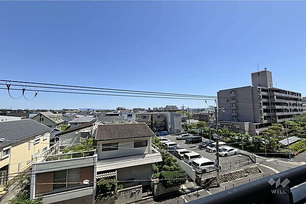 バルコニーからの眺め（南方向）。周辺に高層建造物が少なく、見晴らしも良いです。［2026年5月10日撮影］