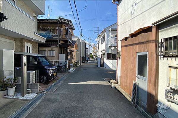 物件の西側前面道路（南側から）［2025年8月3日撮影］