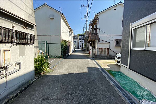 物件の西側前面道路（北側から）［2025年8月3日撮影］