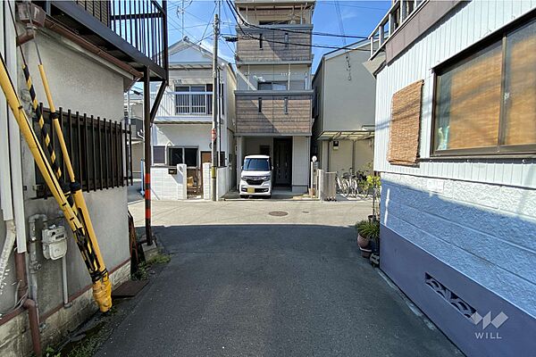 物件の東側前面道路（南側から）［2025年8月3日撮影］