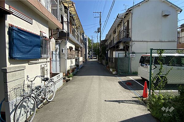 物件の東側前面道路（北側から）［2025年8月3日撮影］