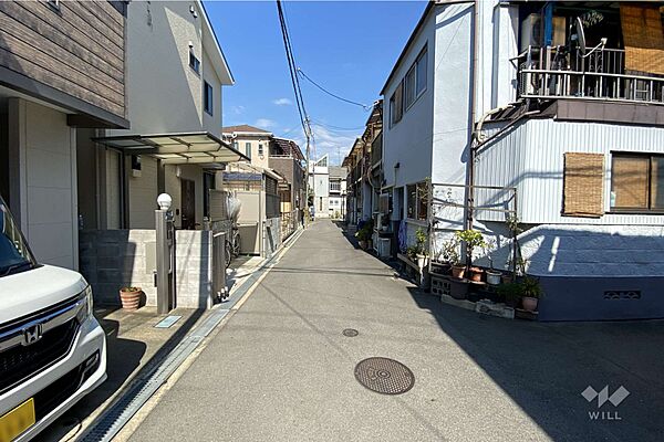 物件の北側前面道路（西側から）［2025年8月3日撮影］