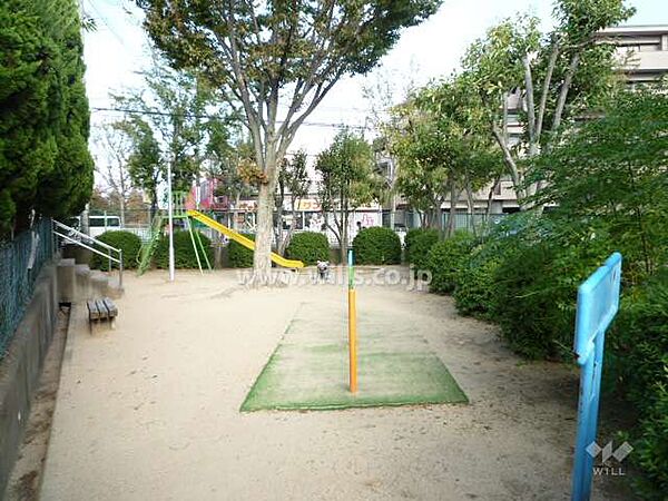 マンションの隣にある公園