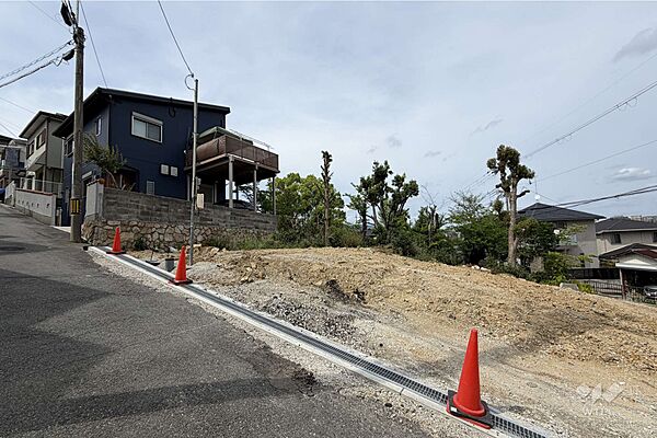 物件（南側から）［2026年5月24日撮影］幹線道路から一本入った場所にあります。