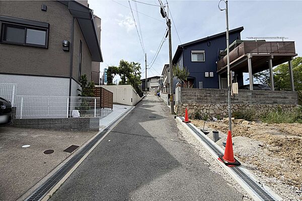 物件の南西側前面道路（南東側から）幹線道路から一本入った場所にあります。柴原阪大前駅徒歩3分。