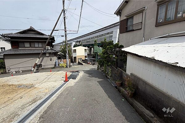 物件の南西側前面道路（北西側から）幹線道路から一本入った場所にあります。柴原阪大前駅徒歩3分。
