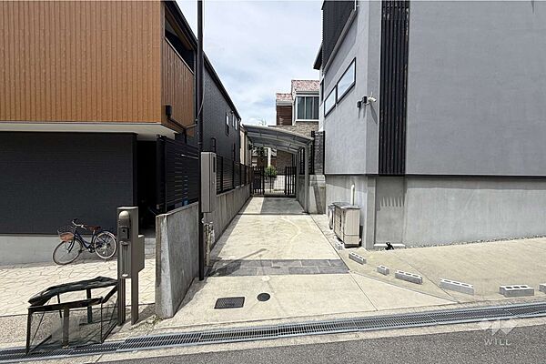［2026年5月25日撮影］旗竿ですが、駐車2台可能。幹線道路と離れており、閑静な住宅街です。