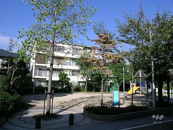 敷地の南側には、利倉西1丁目公園があります。周辺も緑が豊かで、閑静な住宅街です。