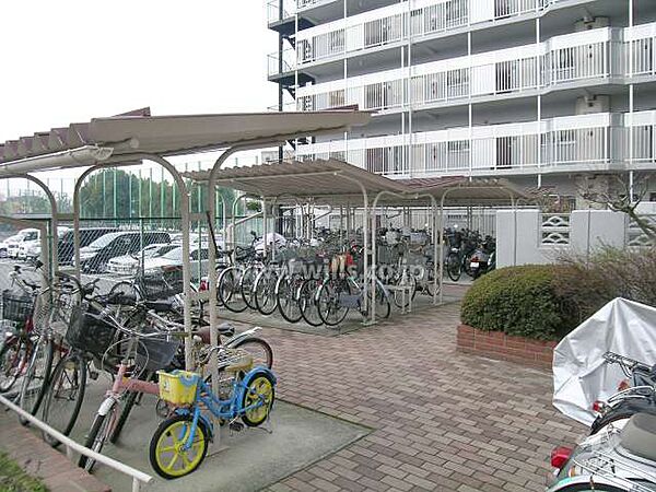 駐輪場。北大阪急行線「桃山台」駅徒歩14分。1977年2月築。総戸数73戸の分譲マンションです。