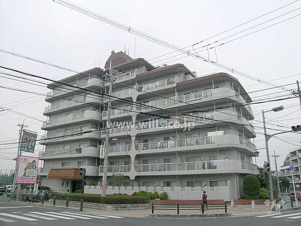 交差点に面しています。北大阪急行線「桃山台」駅徒歩14分。1977年2月築。総戸数73戸の分譲マンションです。