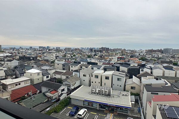 バルコニーからの眺め（南東方向）。前面に高い建物がないので、抜け感のある眺望です。［2026年6月4日撮影］
