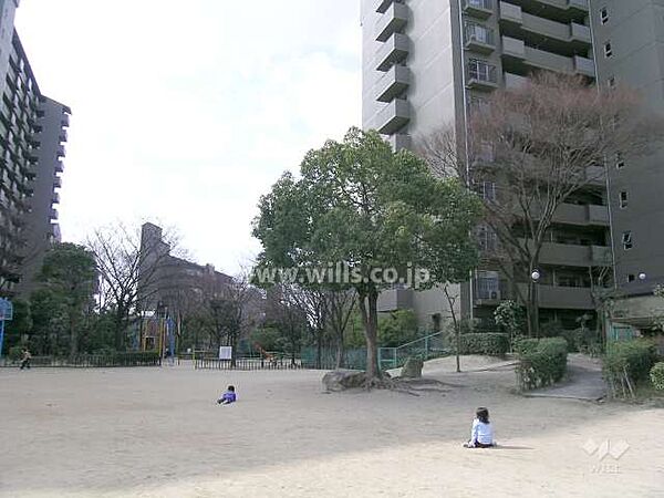 敷地内の広々とした公園。北大阪急行線「千里中央」駅徒歩18分。1983年2月築。総戸数1098戸の大型分譲マンションです。