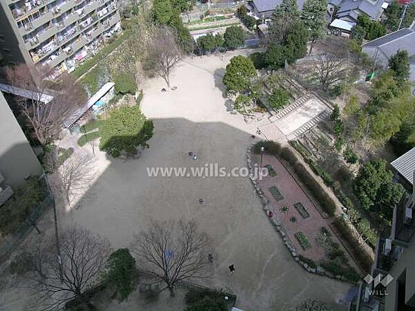 上から見た敷地内の公園。北大阪急行線「千里中央」駅徒歩18分。1983年2月築。総戸数1098戸の大型分譲マンションです。