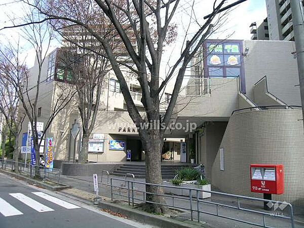 店舗も入った管理棟。北大阪急行線「千里中央」駅徒歩18分。1983年2月築。総戸数1098戸の大型分譲マンションです。