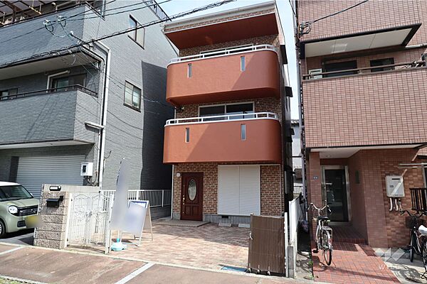 物件の外観（北西側から）［2026年5月2日撮影］。阪急神戸線「神崎川」駅徒歩14分。2001年8月築。