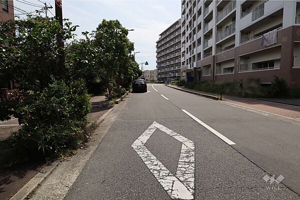 物件の北側前面道路（東側から）［2026年5月2日撮影］。阪急神戸線「神崎川」駅徒歩14分。2001年8月築。