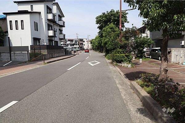 物件の北側前面道路（西側から）［2026年5月2日撮影］。阪急神戸線「神崎川」駅徒歩14分。2001年8月築。
