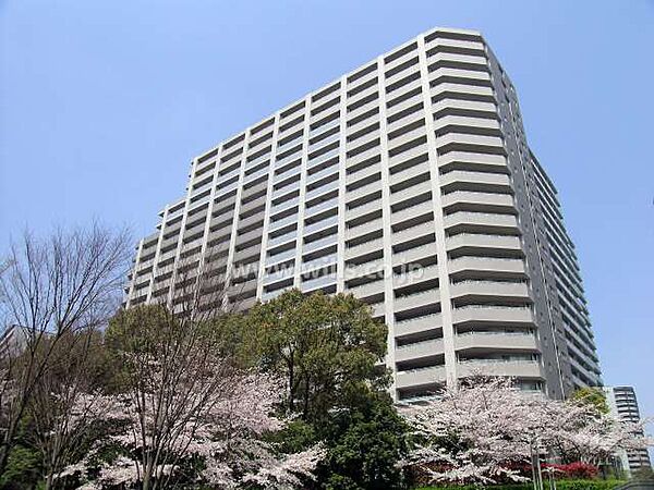 ディーグラフォート千里中央の外観（南側から）