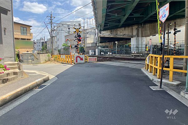 物件の北側前面道路（東側から）［2026年6月6日撮影］。前道も広く、駐車するにも困りません。